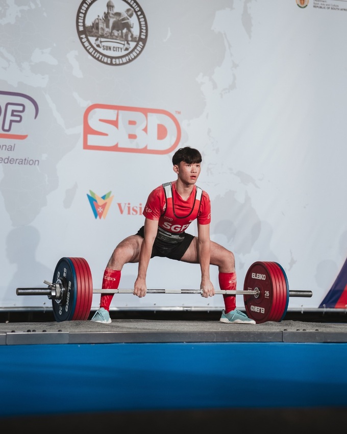 Hazrul Abdul Malik competes at the 2026 IPF World Sub-Junior & Junior Powerlifting Championships. Photo by Instagram/@hazrulifts