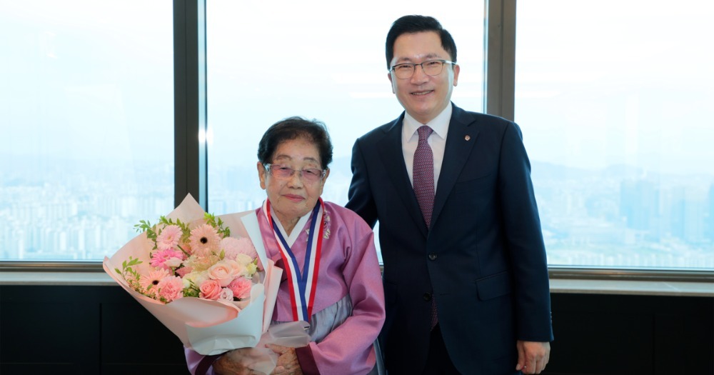 Kim Sook-ja with a bouque in her arms. Photo courtesy of Hanwha General Insurance