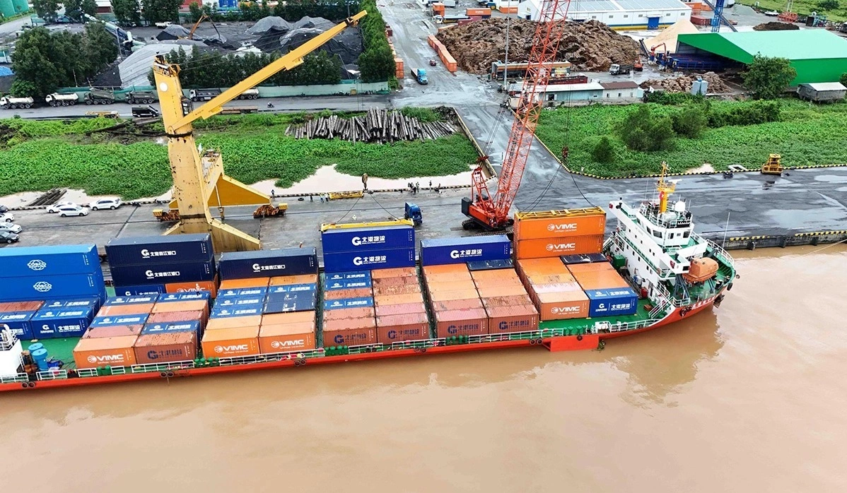 The first container ship from Nanning Port in China’s Guangxi Province arrives at Cai Cui Port in Can Tho City on September 24th. Photo: Trung Pham