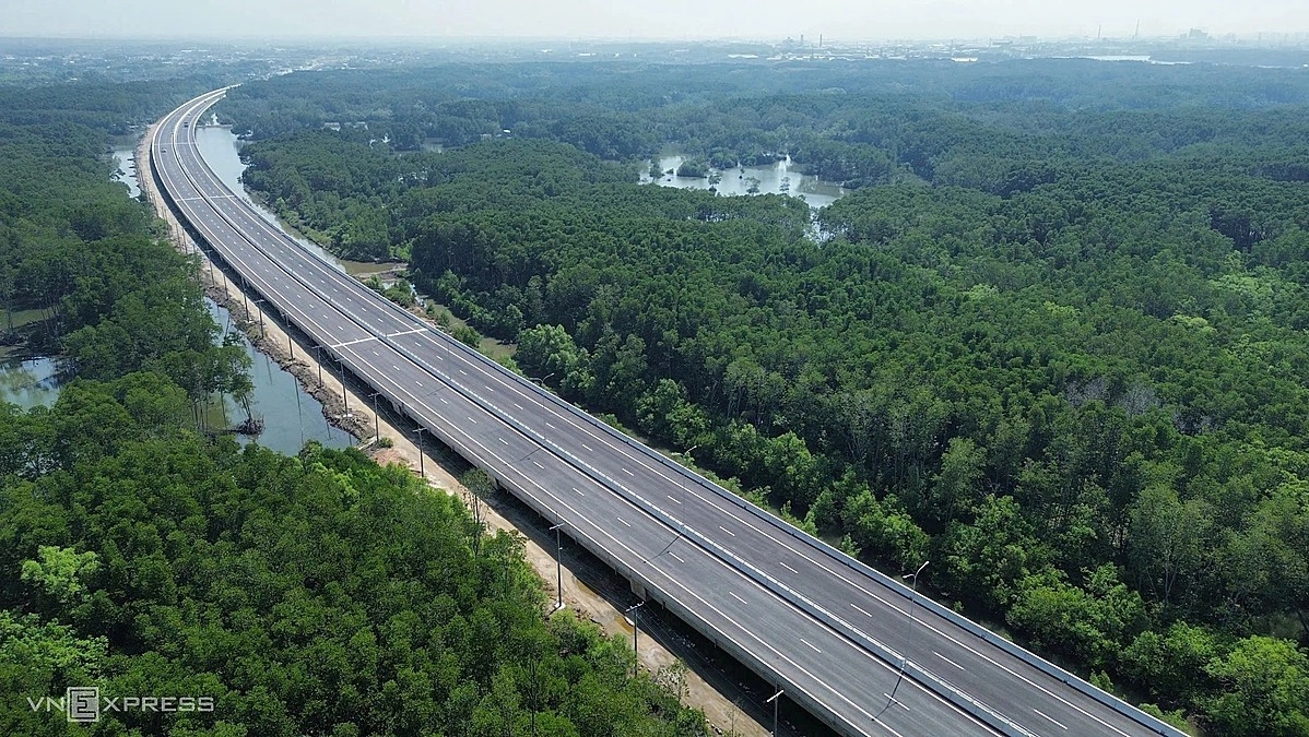 A section of the Ben Luc-Long Thanh Expressway crosses mangrove forest in Dong Nai. Photo by Phuoc Tuan