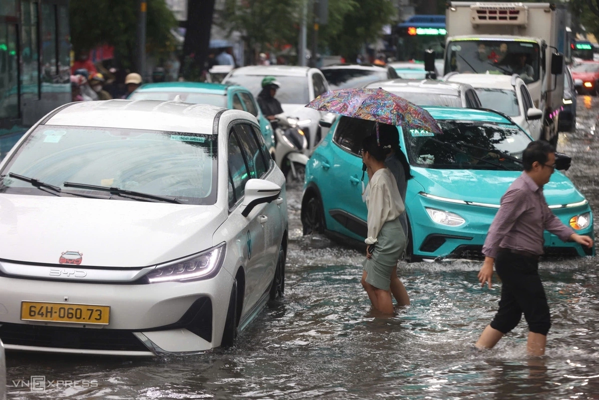 Residents and tourists wade through floodwaters on Pasteur Street near the Ton That Thiep intersection and on Nam Ky Khoi Nghia Street on Sept. 23, 2026. Photo by VnExpress/Quynh Tran