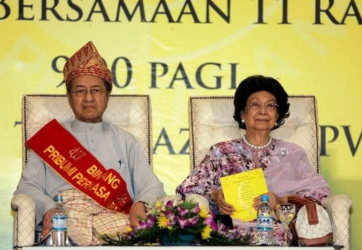 Malaysias former prime minister Mahathir Mohamad sits with his wife Siti Hasmah Mohammad Ali during the launching of Perkasa, a Malay rights organisation, in Kuala Lumpur March 27, 2010. Photo by Reuters