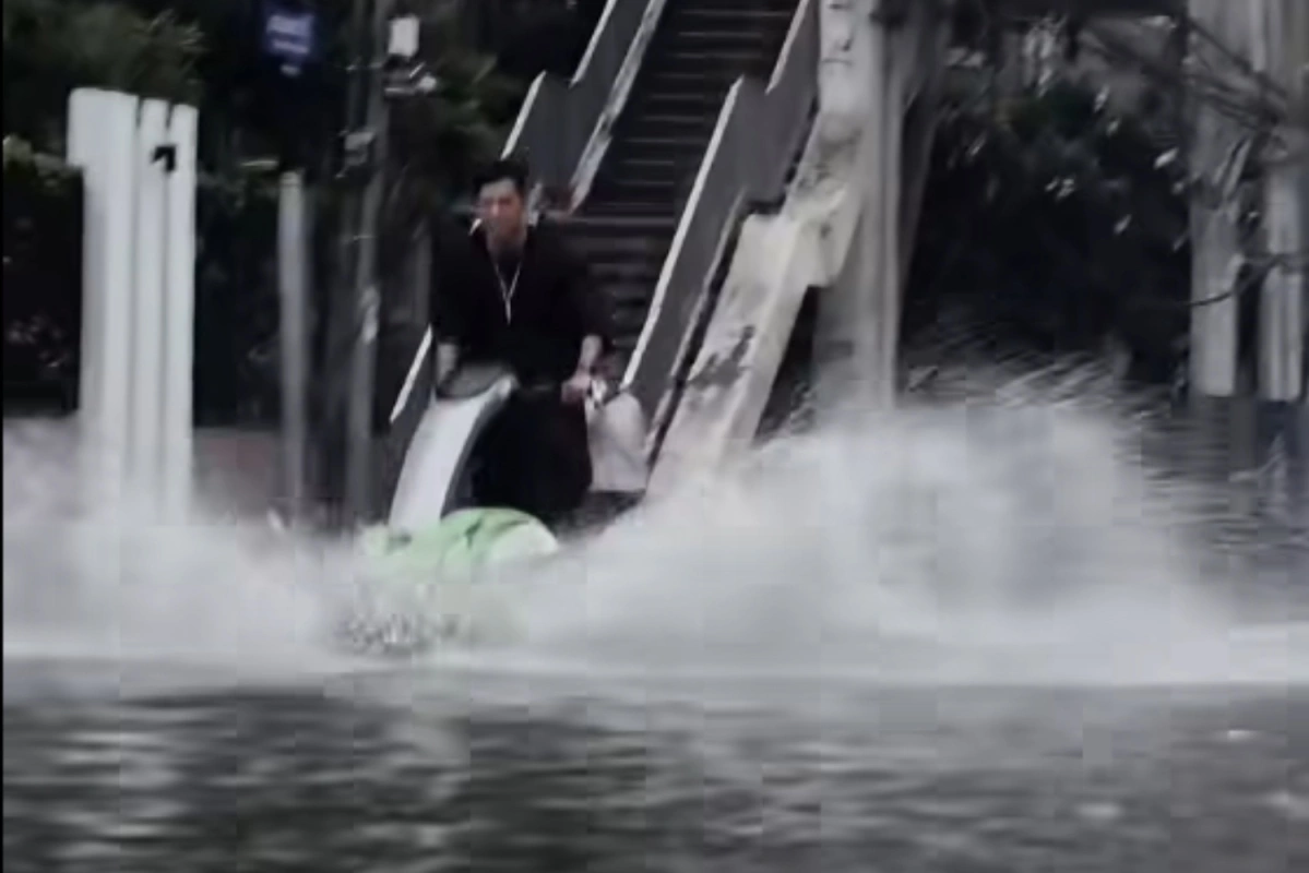 A still from the jet ski stunt video shows the rider manoeuvring through a flooded section of Phetchaburi road in Bangkok. (screenshot)