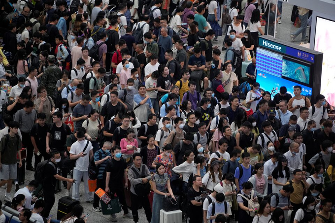 People wait to board trains at the Shanghai Hongqiao railway station ahead of the National Day holiday, in Shanghai, China September 28, 2023. Photo by Reuters