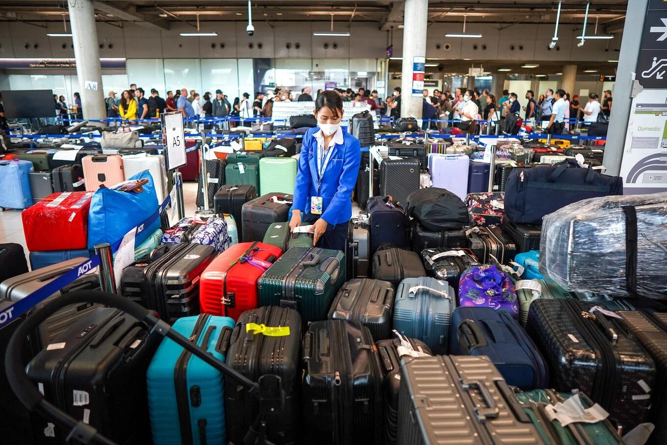An airport officer arranges baggage from Thai Airways flights at Suvarnabhumi International Airport, after heavy rain and flooding disrupted the airlines ground operations, in Bangkok, Thailand, September 29, 2026. Photo by Reuters