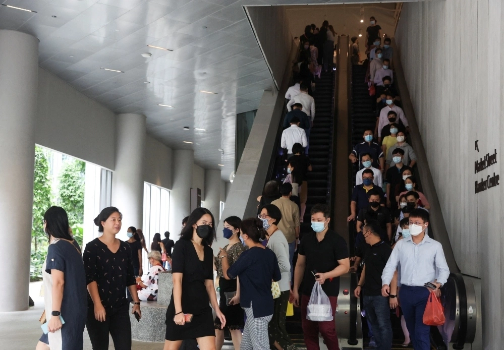 Office workers go for lunch at the central business district on the first day free of coronavirus disease (COVID-19) restrictions in Singapore, April 26, 2022. Photo by Reuters