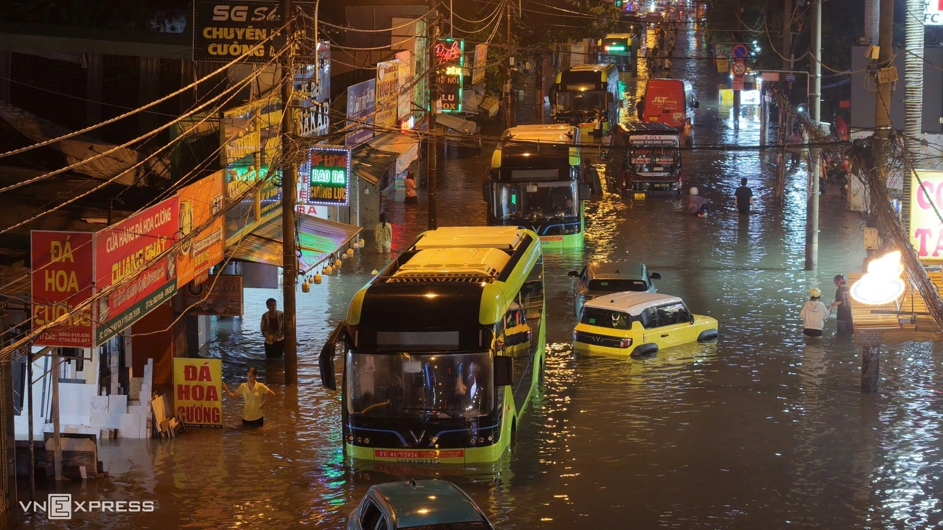 Heavy rain lasting more than two hours caused floodwaters to rise more than one meter in parts of Phan Huy Ich Street in former Tan Binh District, inundating a bus and nearby homes on Sept. 30, 2026. Photo by VnExpress/Quynh Tran