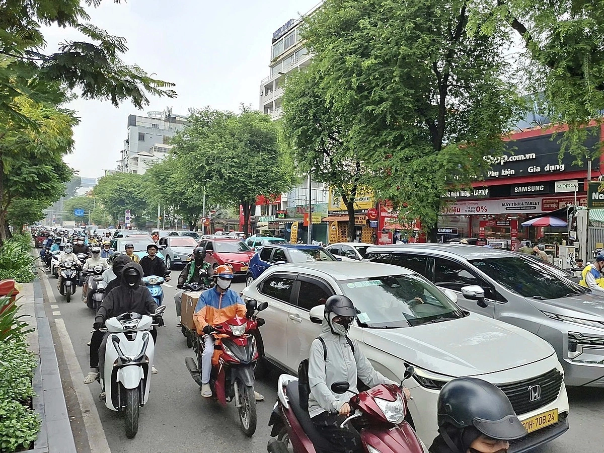 Commuters on Nguyen Thi Minh Khai Street, September 2026. Photo by VnExpress/Giang Anh