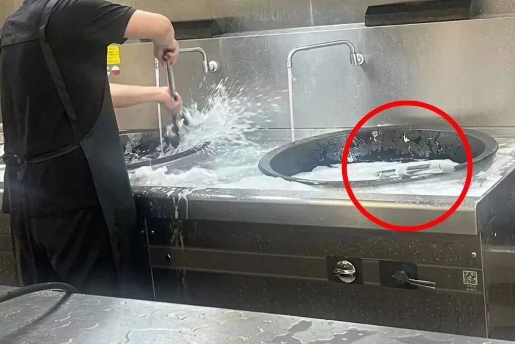 Kitchen staff wash items in a food-washing sink at the kindergarten in Nanjing, China. Photo from Weibo