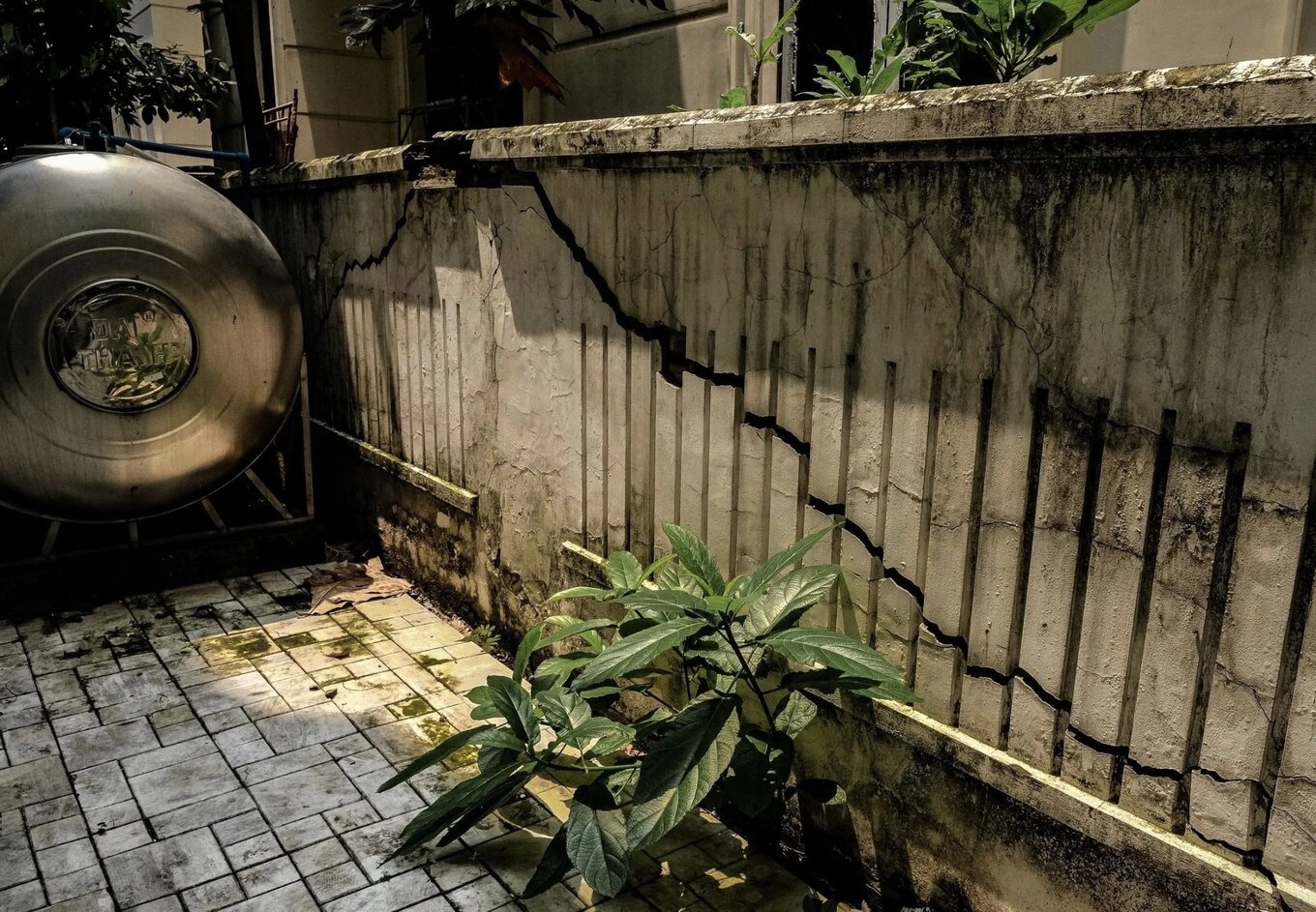 Cracks in the perimeter walls of Toans villas. Photo courtesy of Toan