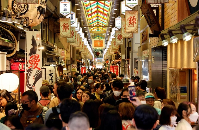 A crowd of tourists walk at Nishiki Market in Kyoto, western Japan March 29, 2023. Photo by Reuters