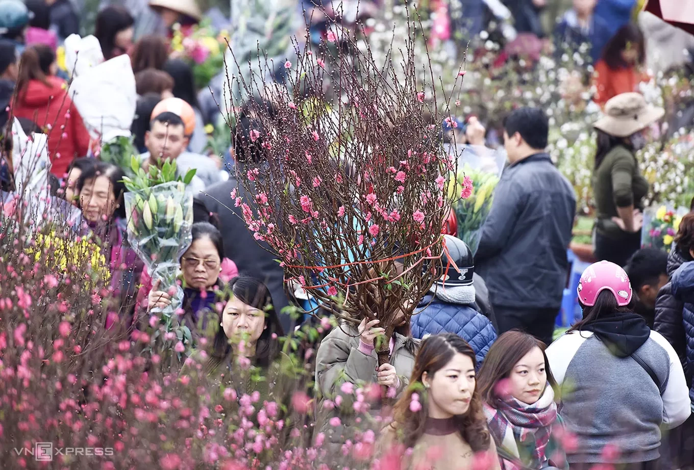 Quang Ba flower market in Hanoi bustles in the days leading up to the Lunar New Year. Photo by Giang Huy