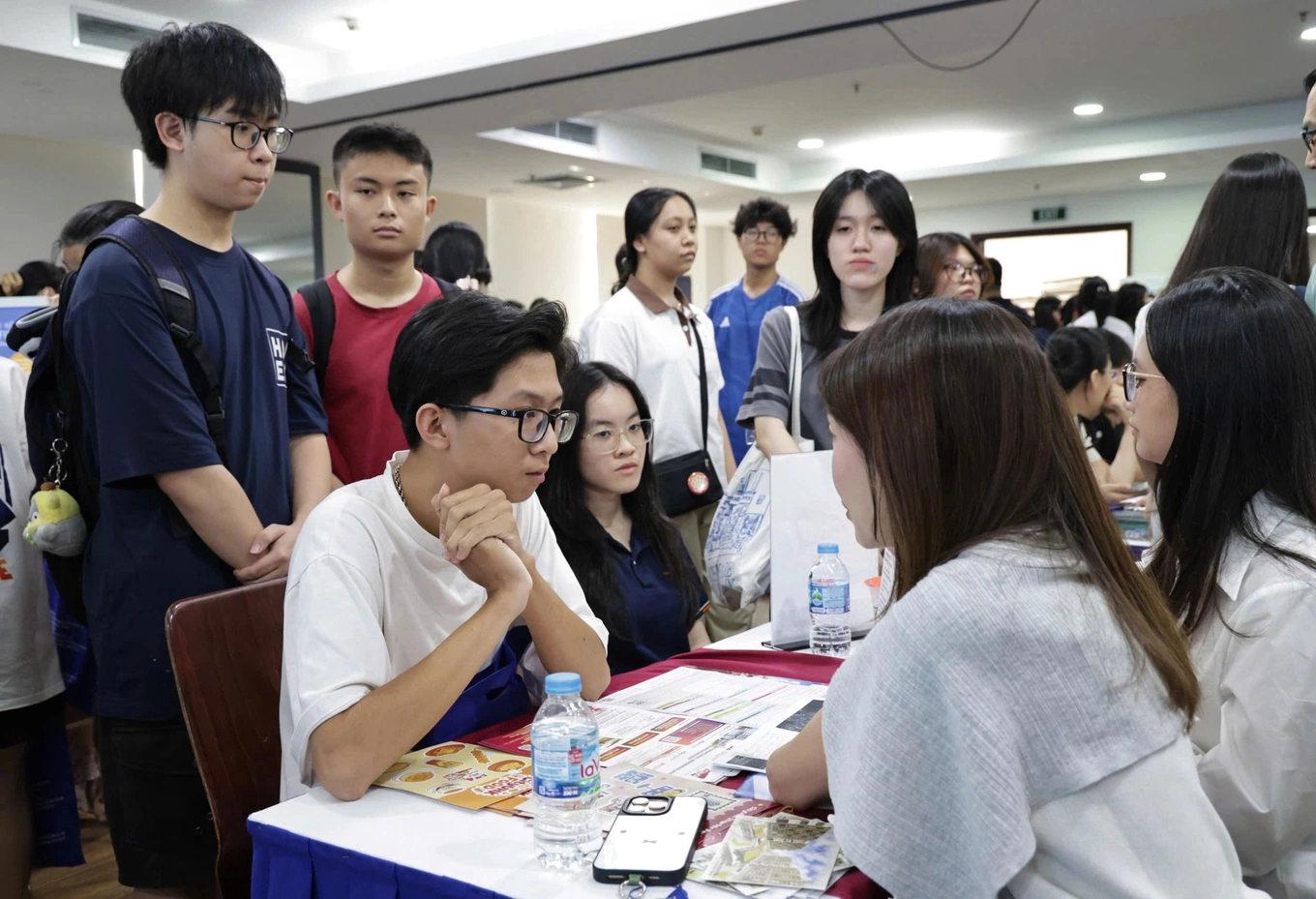 Students attend an international study-abroad seminar in Hanoi on the afternoon of Oct. 3, 2026. Photo by VnExpress/Thanh Hang