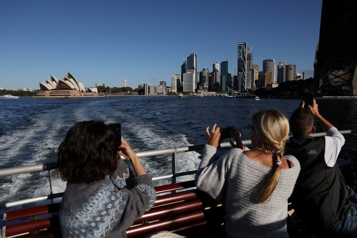 People take photos of the Sydney Opera House and Central Business District (CBD) skyline in Sydney, Australia, July 9, 2025. Photo by Reuters