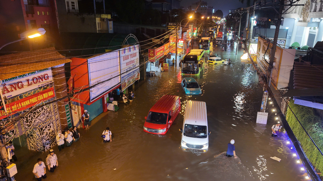 Floodwaters more than one meter deep inundate Phan Huy Ich Street in former Tan Binh District on the evening of Sept. 30, 2026. Photo by VnExpress/Thanh Tung