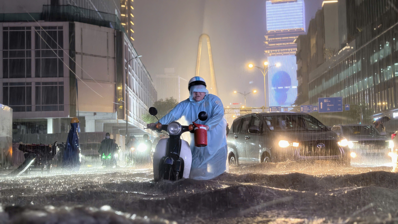 Floodwaters collect beneath Ba Son Bridge on the Thu Thiem side on the evening of Oct. 7, 2026. VnExpress/Photo by Dinh Van