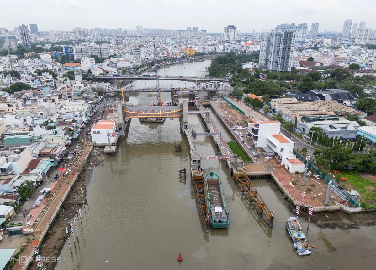 The Tan Thuan sluice gate, which has a 230-ton gate and a ship lock on the Te Canal in former districts 4 and 7, is about 95% complete. It is one of six sluice gates of the VND10-trillion tidal-control project. Photo by VnExpress/Quynh Tran