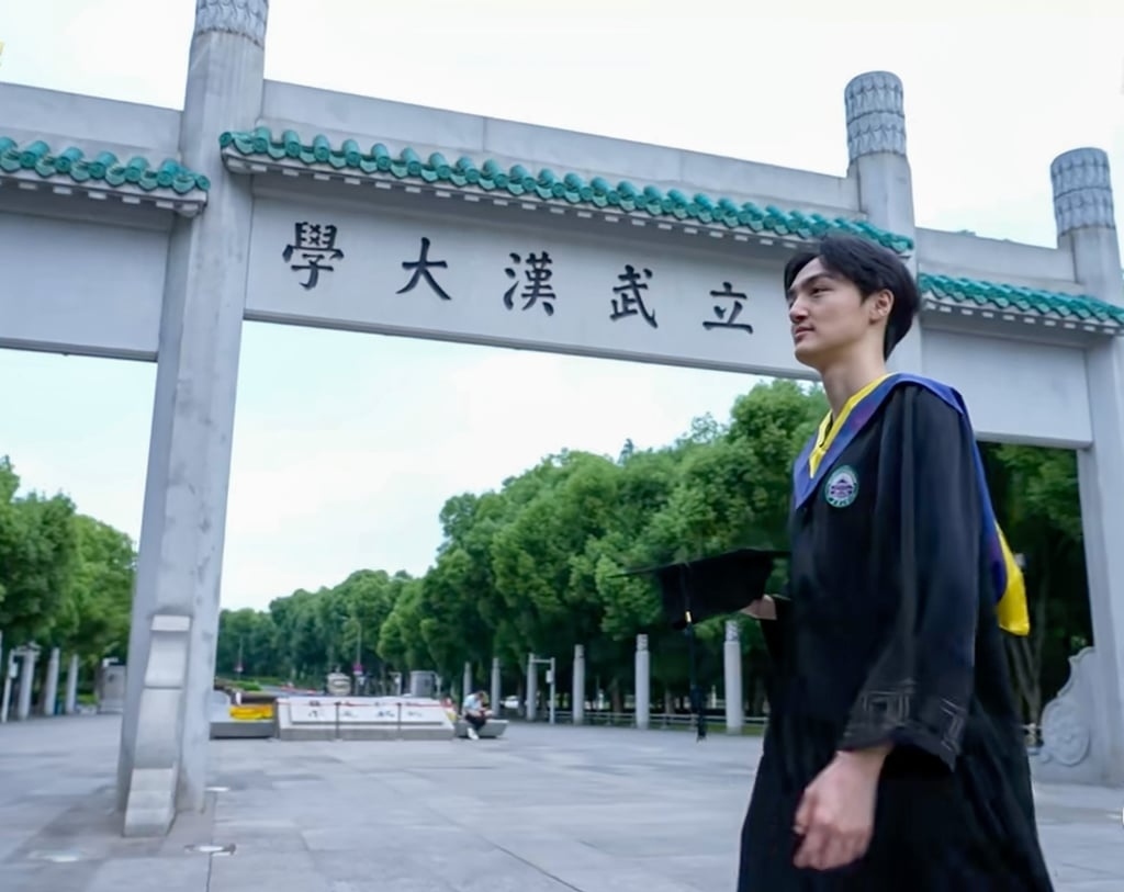 Wenle expressed heartfelt gratitude to his parents for their unwavering commitment during the three-year search that led to his rescue, enabling him to lead the fulfilling life he enjoys today while pursuing academic studies. Photo from Douyin