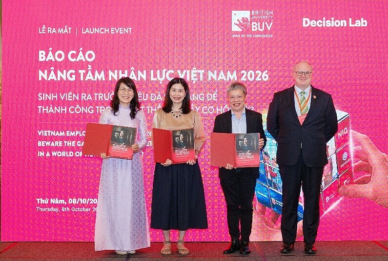 Paul Julian Bennett (R), Chief Marketing Officer of BUV, presents the report to panelists representing education, industry, and human resources. Photo courtesy of BUV