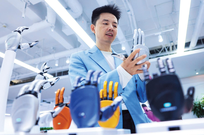 Linkerbot CEO Alex Zhou demonstrates robotic hand capabilities to a Reuters journalist during an interview at the company’s office in Beijing, China, April 27, 2026. Photo by Reuters