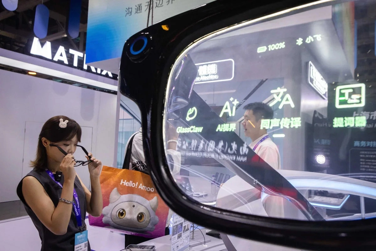A visitor tests AI smart glasses at the Beyond Expo technology exhibition in Macau on May 29. Photo by Eduardo Leal/AFP