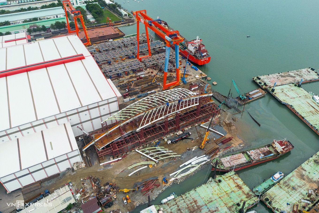 Workers are assembling the steel arch of the bridge that will span the Saigon River at the Bach Dang Wharf across Nguyen Hue Pedestrian Street, July, 2026. Photo by VnExpress/Truong Ha