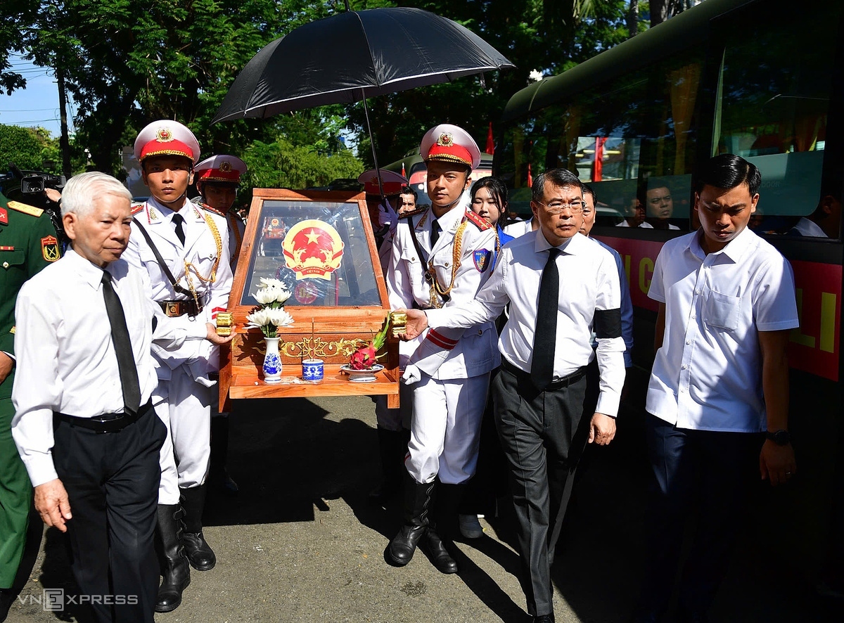 Prime Minister Le Minh Hung leads a procession carrying the caskets containing the remains of fallen soldiers to vehicles for transfer to Ho Chi Minh City Martyrs Cemetery for reburial on Oct. 14, 2026.