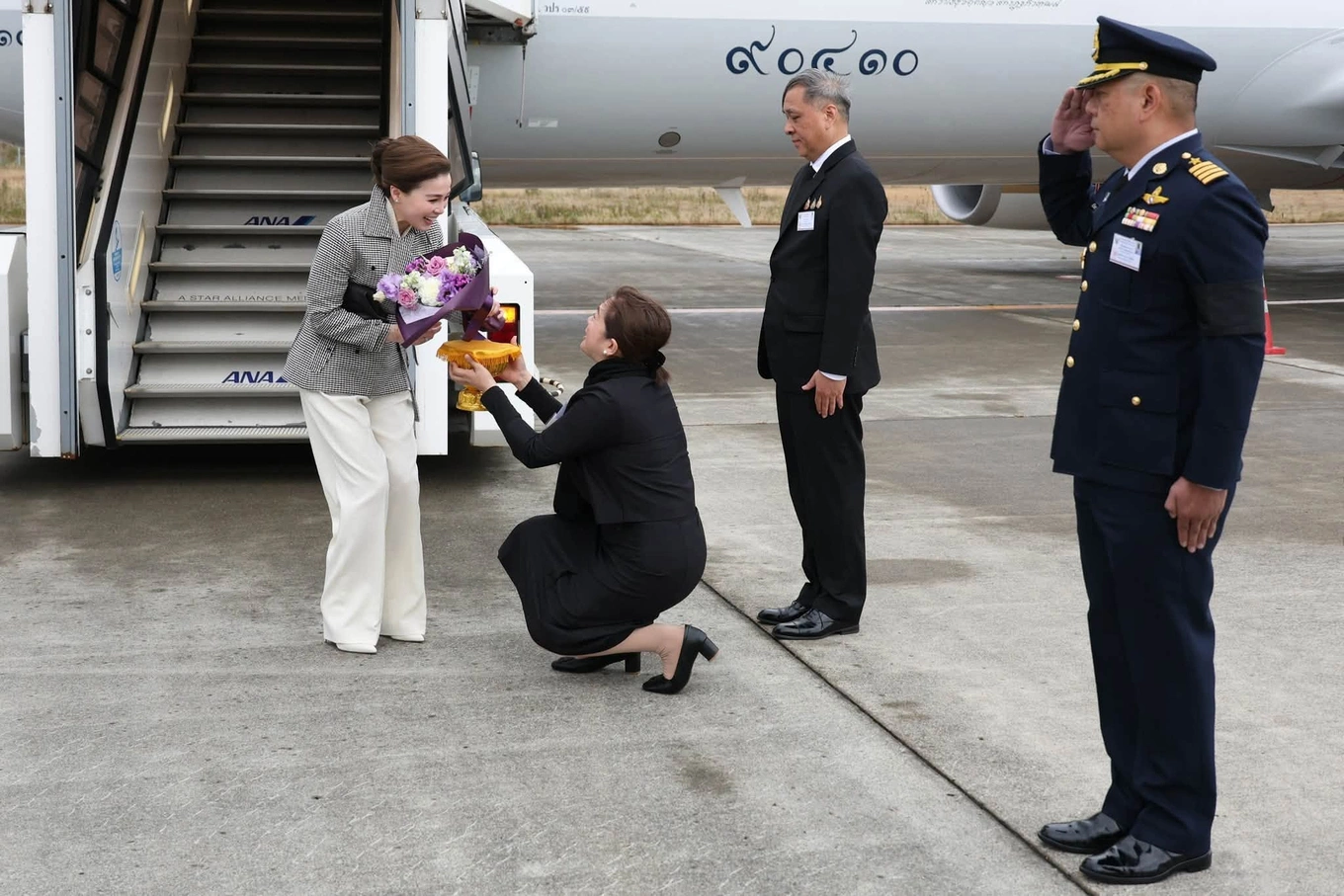 Queen Suthida receives flowers as she arrives at New Chitose Airport, Oct. 14, 2026. Photo by Thailand’s Government Public Relations Department