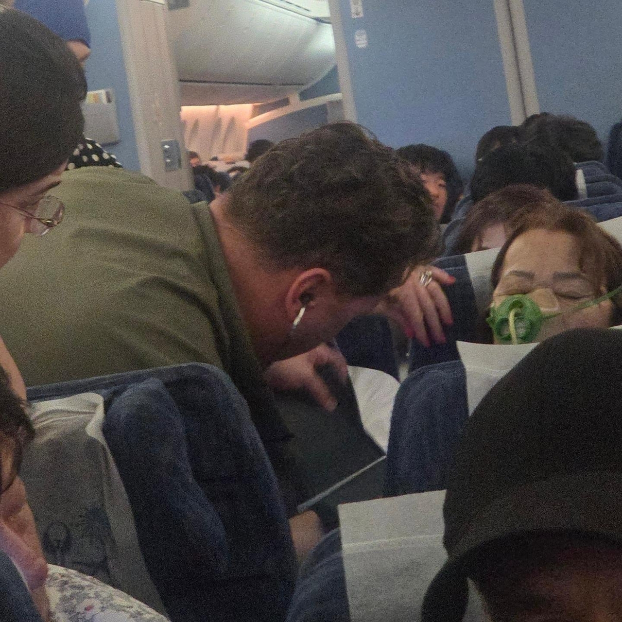 A photo circulating on social media shows an Uzbek doctor assit a Korean-American woman who fell ill during a flight from Uzbekistan to South Korea on Oct. 11, 2026