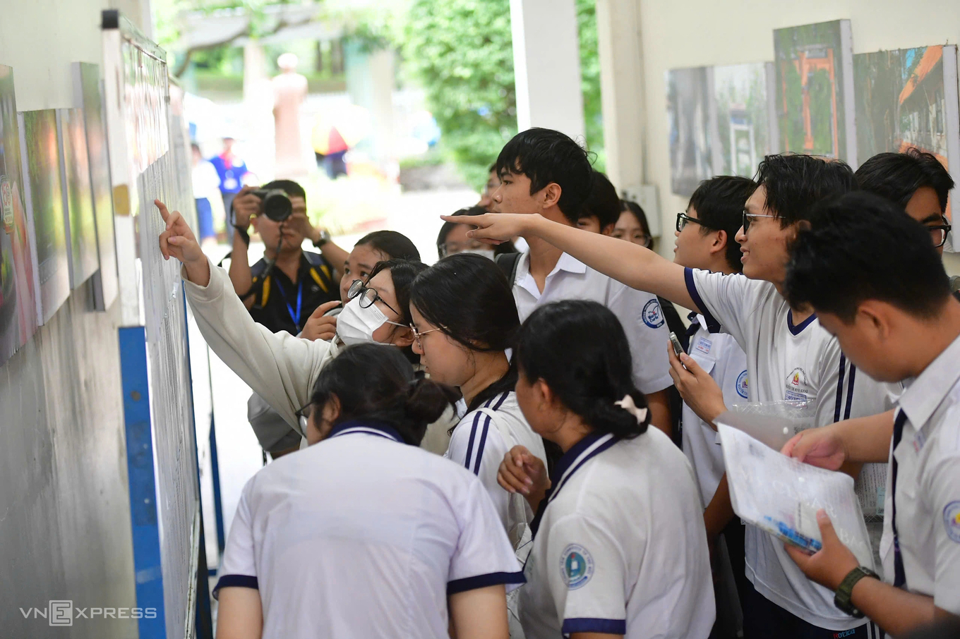 Students check information to complete their high-school graduation exam procedures in HCMC, June 2026. Photo by VnExpress/Thanh Tung