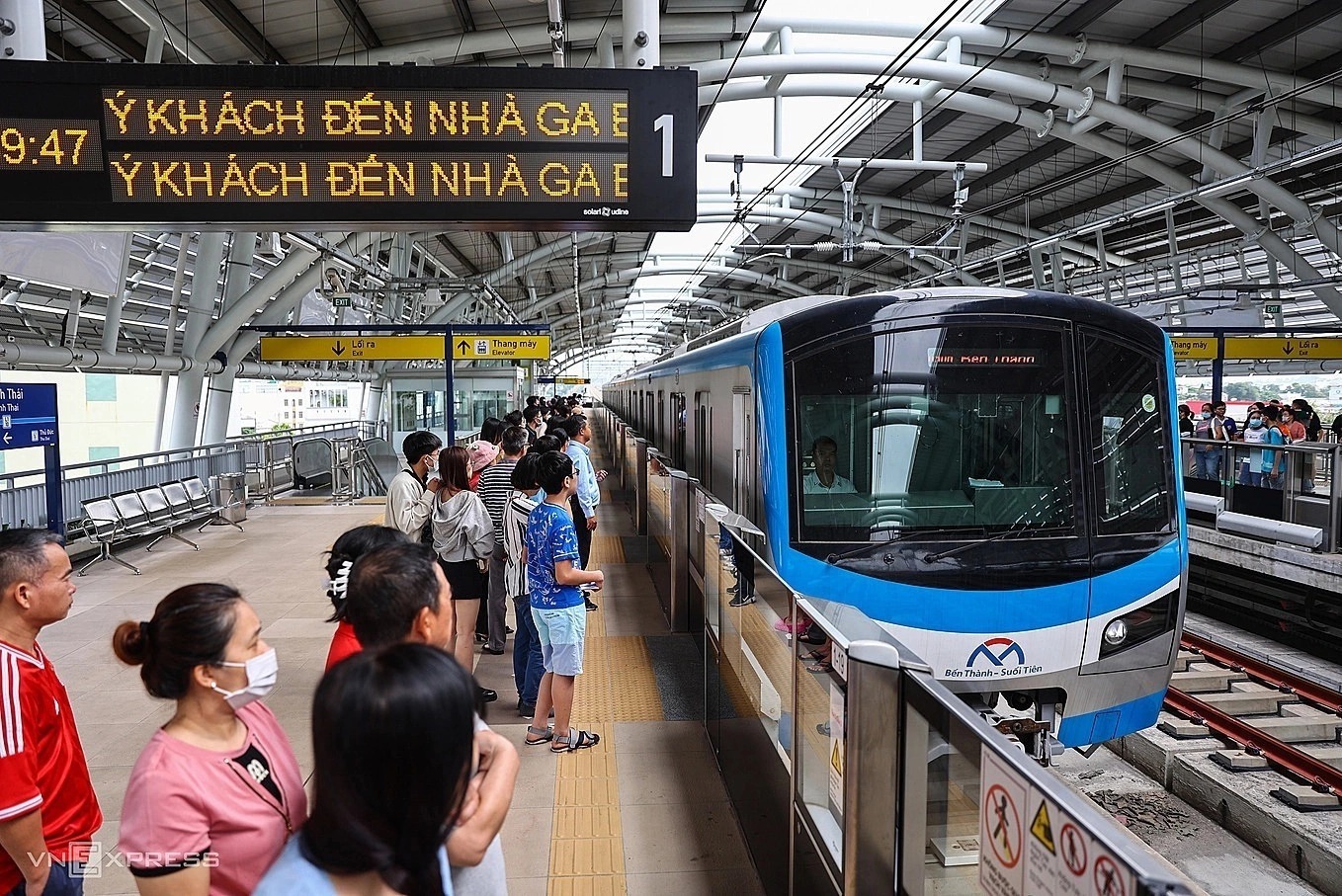 Passengers wait for Metro Line 1 at Binh Thai Station in Ho Chi Minh City. Photo by VnExpress/Quynh Tran