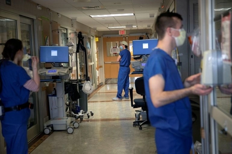 Medical workers at a hospital in the U.S. Photo by Reuters