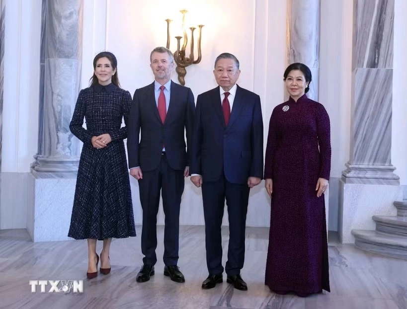 General Secretary of the Communist Party of Vietnam Central Committee and President To Lam (2nd, R) and his spouse, Ngo Phuong Ly, pose for a photo with Danish King Frederik X and Queen Mary.
