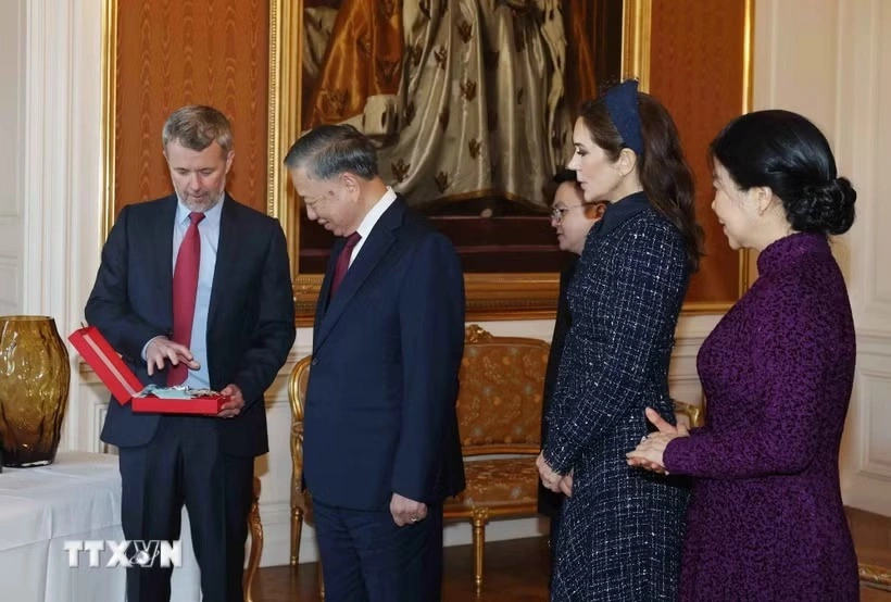 King Frederik X (L) presents the Order of the Elephant to General Secretary of the Communist Party of Vietnam Central Committee and President To Lam (second from left). Photo by VNA