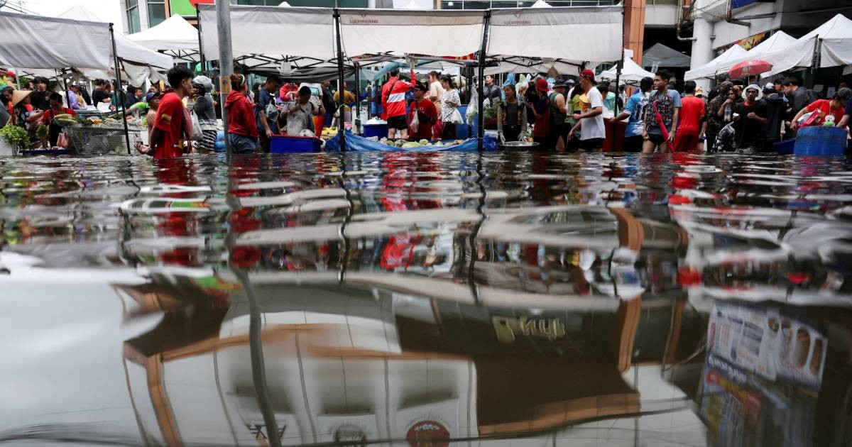 People navigate through a flooded market in Bangkok, Thailand, September 28, 2026. Photo by Reuters