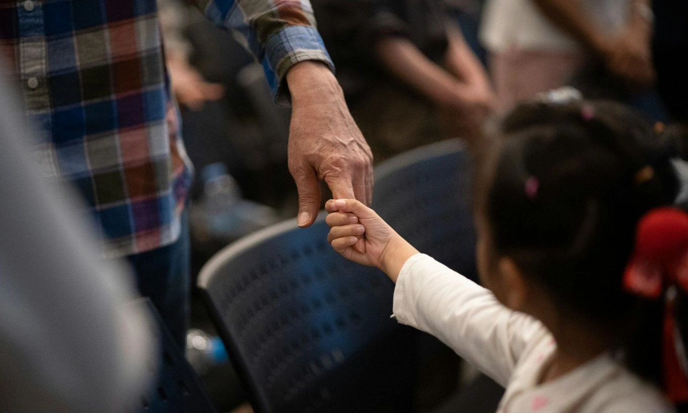 A little girl holds an adult’s hand. Illustration photo by Amonwat Dumkrut/Unsplash