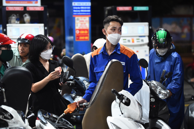 An employee refills a motorbike at a fuel station in HCMC in November 2022. Photo by VnExpress/Thanh Tung