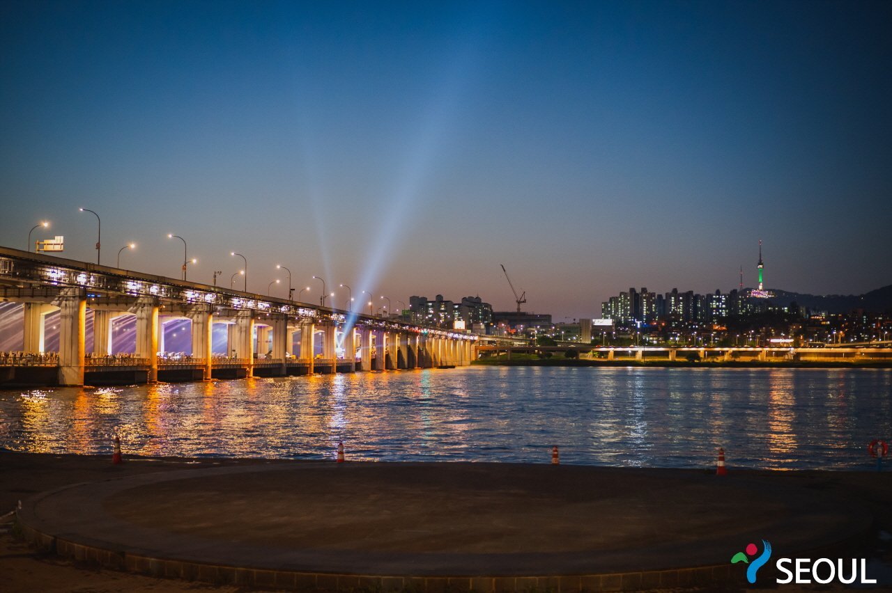 Jamsu Bridge across the Han River in Seoul. Photo by Seoul Metropolitan Government