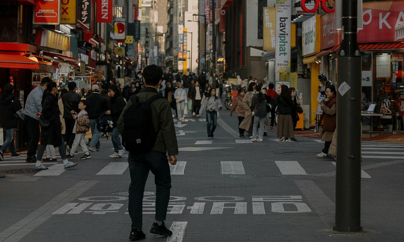 A street full of pedestrians in Seoul, South Korea. Photo by Pexels