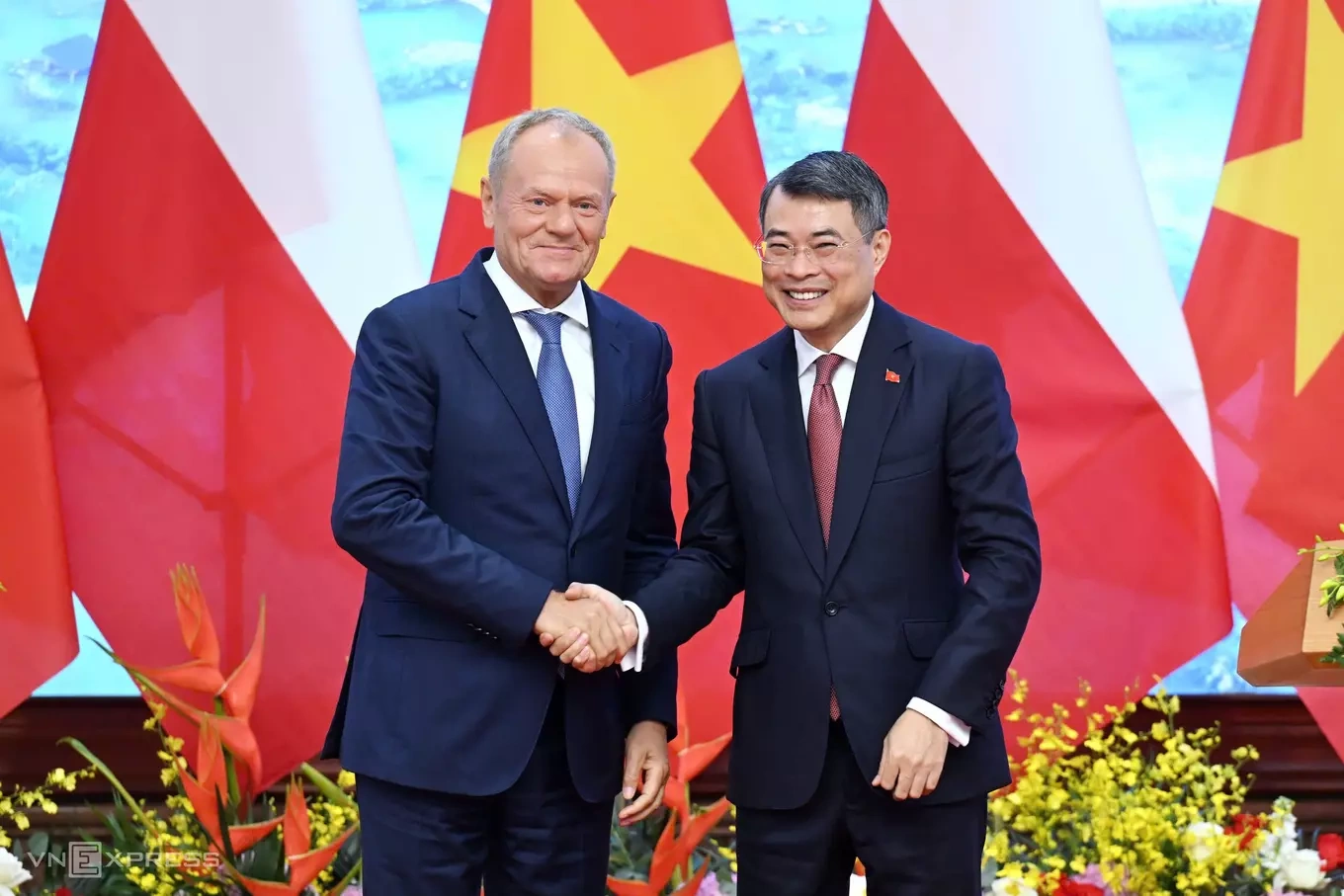 Prime Minister Le Minh Hung and Polish Prime Minister Donald Tusk at a press conference on Oct. 26. Photo by VnExpress/Giang Huy