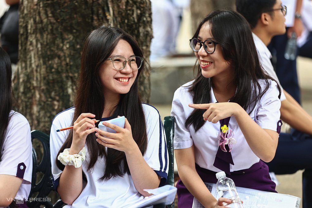 Vietnamese students before taking their high school graduation exam in 2025. Photo by VnExpress/Quynh Tran