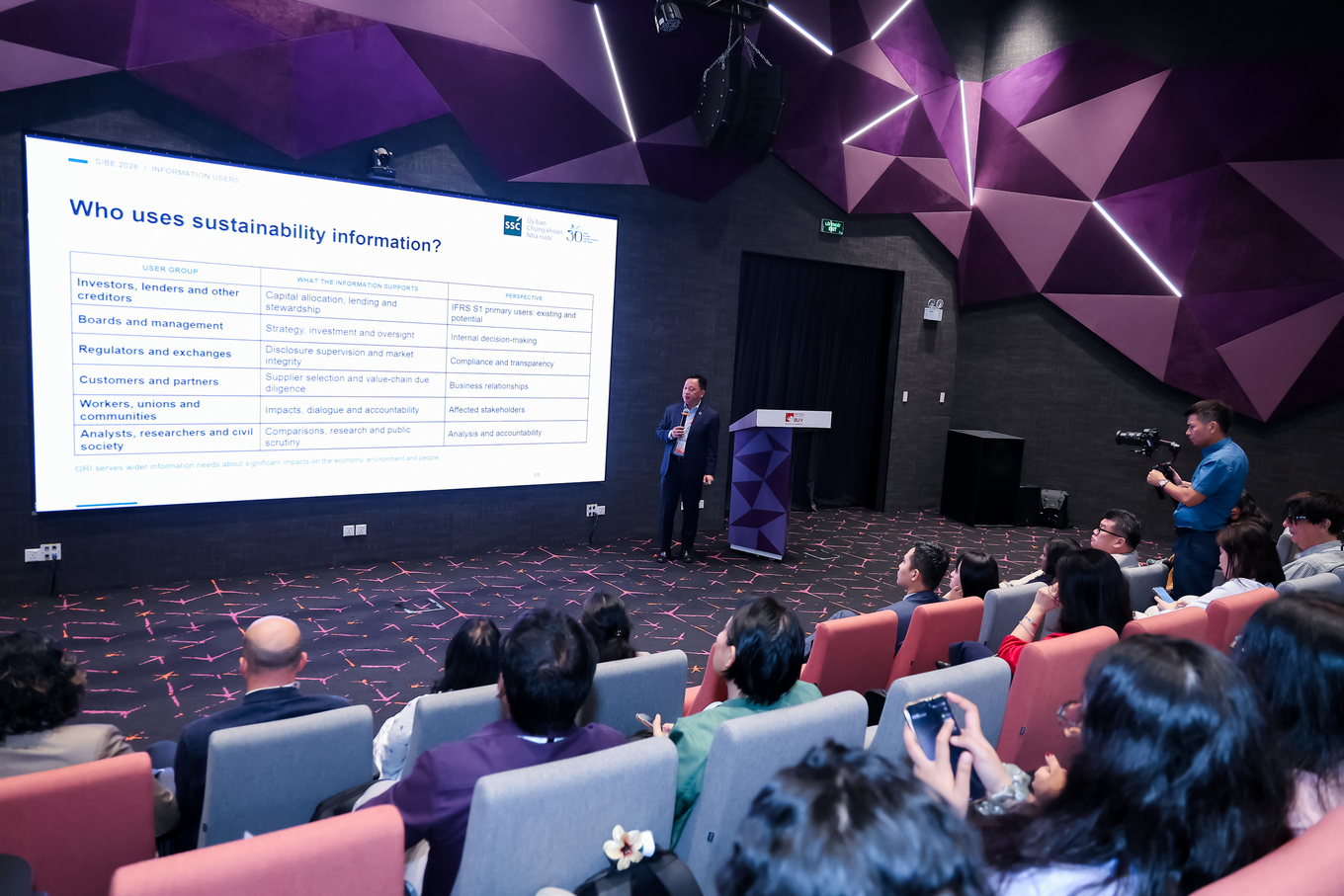 Vu Chi Dzung, Director General of the Department of Legal and International Affairs at the State Securities Commission of Vietnam, discusses mandatory ESG disclosure at SIBE 2026. Photo courtesy of BUV