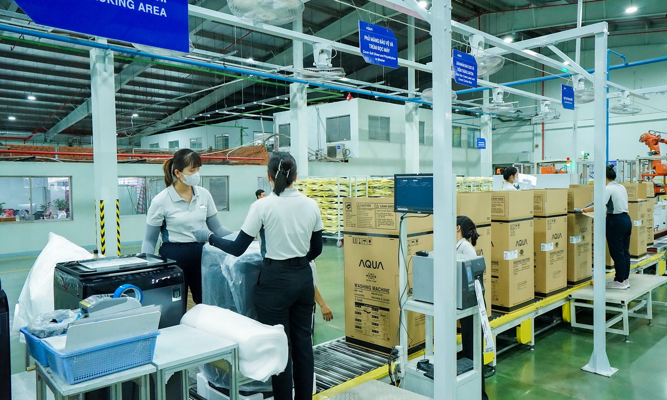 Workers inside Aqua’s washing machine and refrigerator factory in Bien Hoa, Dong Nai Province. Photo by VnExpress/Bao Lam