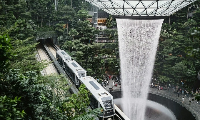 The worlds largest indoor waterfall in Changi Airport, Singapore. Photo by Unplash